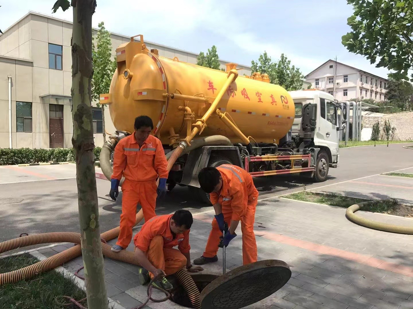 宁德化粪池清理与5-8吨吸粪车施工效率分析